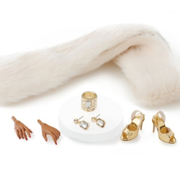 NRFB Burnt Champagne "Della Roux" Fashion Doll Intregity Toy NIB - Picture 6 of 12